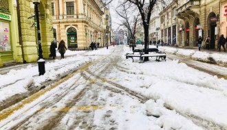 Čiscenje trotoara od snega i bljuzgavice