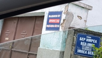 Uništena ulična tabla na uglu Majšanske ulice i Imrea Bera