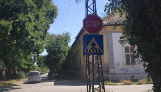 Saobraćajni znakovi STOP i pešački prelaz u Prvomajskoj zaklonjeni rastinjem