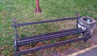 Oštećena klupa kod Кerske crkve