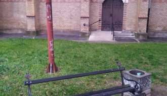 Oštećena klupa kod Кerske crkve