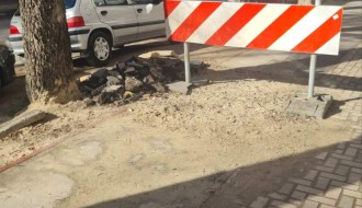 Raskopana pešacka staza ispred same zgrade u Frankopanskoj ulici