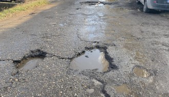 Udarne rupe na ulazu u bolnicu