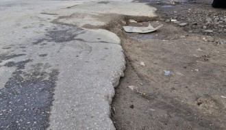 Oštećen kolovoz, rupe u ulici Boze Šarčevića kod semafora