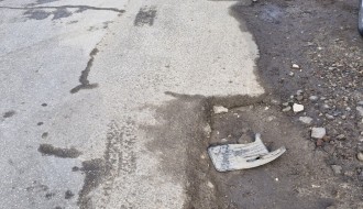 Oštećen kolovoz, rupe u ulici Boze Šarčevića kod semafora