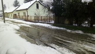 Pola ulice asfaltirano, a pola ne