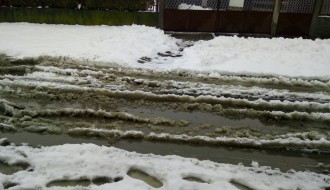 Pola ulice asfaltirano, a pola ne