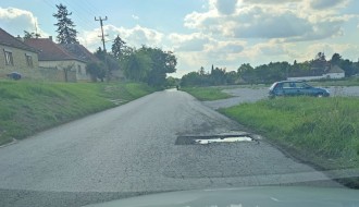 Udarna rupa na početku Trumbićeve ulice u Bajmoku