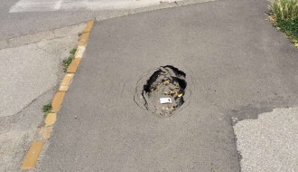 Rupa na uglu Jovana Mikića i Tesline