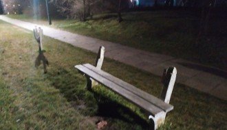 Polomljene klupe na šetalištu na Paliću