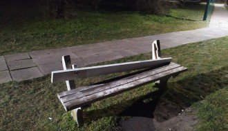 Polomljene klupe na šetalištu na Paliću