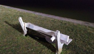 Polomljene klupe na šetalištu na Paliću