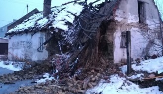 Urušena kuća u Titelskoj ulici - put zakrčen