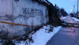 Urušena kuća u Titelskoj ulici - put zakrčen