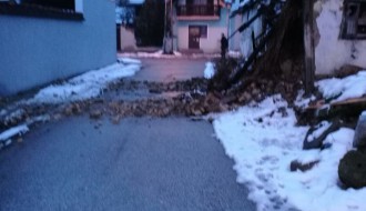 Urušena kuća u Titelskoj ulici - put zakrčen