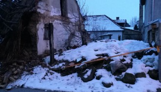 Urušena kuća u Titelskoj ulici - put zakrčen