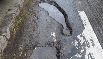 Krater  na Beogradskom putu, ispred ambulante