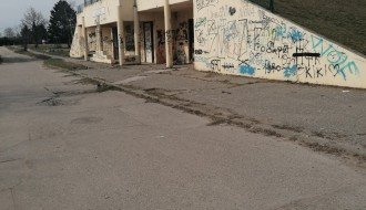 Nekadašnji objekat trgoprometa u MZ "Peščara" neugledan