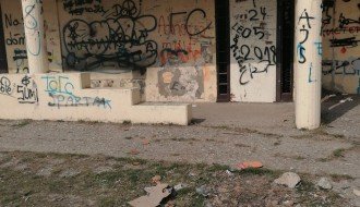 Nekadašnji objekat trgoprometa u MZ "Peščara" neugledan