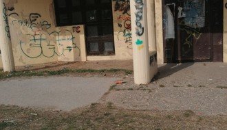 Nekadašnji objekat trgoprometa u MZ "Peščara" neugledan