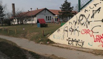 Nekadašnji objekat trgoprometa u MZ "Peščara" neugledan