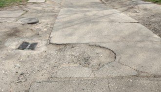 Nezaobilazna rupa u prolazu u ulici Petra Lekovića