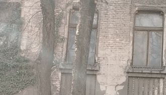 Opasnost od pada lima sa krova kuće na početku Ulice Đure Đakovića