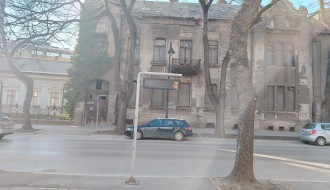 Opasnost od pada lima sa krova kuće na početku Ulice Đure Đakovića