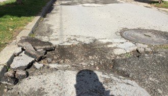 Raspada se asfalt u ulici Stipe Grgića