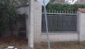 Saobraćajni znak na početku jednosmerne ulice pogrešno okrenut (ugao ulica Jovana Cvijića i Avalske)