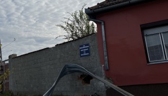 Stanje branika u Ulici Dinka Šimunovića (neprohodan trotoar)