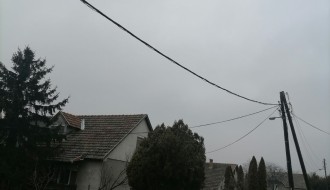 Strujni kabl koji visi (Ulica višanja)