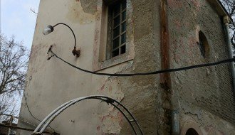 Viseći kabel u ulici gde su policija i zatvor