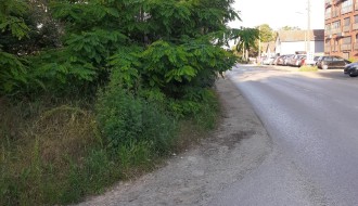 Uredna pešačka staza kod stadiona zapuštena i uništena