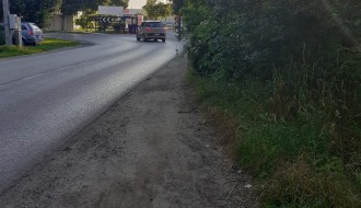 Uredna pešačka staza kod stadiona zapuštena i uništena