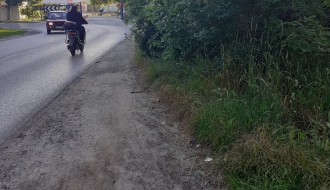 Uredna pešačka staza kod stadiona zapuštena i uništena