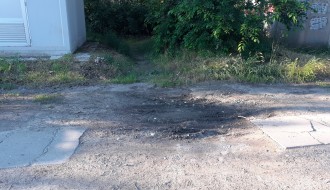 Uredna pešačka staza kod stadiona zapuštena i uništena