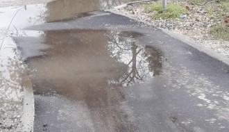 Voda na novom trotoaru u Malom Bajmoku