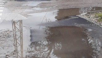 Voda na novom trotoaru u Malom Bajmoku