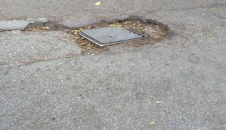 Кратер у центру града