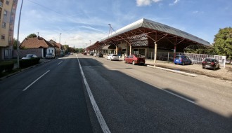 Isprekidana linija kod glavne autobuske?