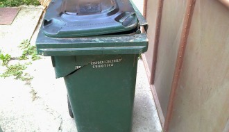 Odnos radnika "Čistoće i zelenila" prema kantama za smeće