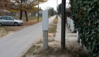 Stavili stub nasred pešačkog puta!