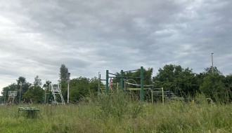 Zaraslo igralište i park