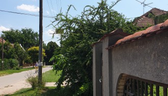 Neprohodni trotoar za pešake u prometnoj ulici!!