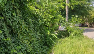 Neprohodni trotoar za pešake u prometnoj ulici!!