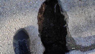 Rupa na parkingu u ulici Braće Radić