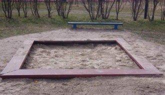 Dosuti pesak u peskarnik na dečjem igralištu u Dudovoj šumi