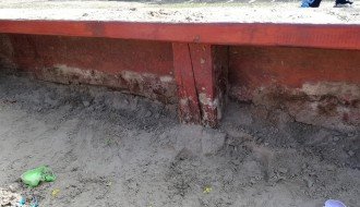 Dosuti pesak u peskarnik na dečjem igralištu u Dudovoj šumi