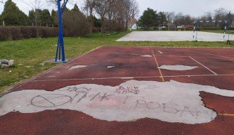 Košarkaški teren kod Kerskog groblja u lošem stanju